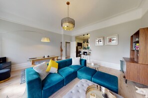 Living area - The Black Dog Pub APT - Modern 2 Bed Flat - 6 mins from Vauxhall station (London)