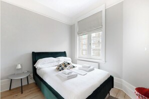 2 bedrooms, laptop workspace, iron/ironing board, WiFi - The Black Dog Pub APT - Modern 2 Bed Flat - 6 mins from Vauxhall station (London)