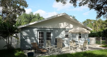 Centrally located to shopping & 10 Minutes to the Beach!