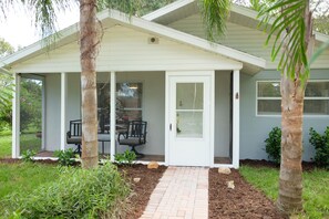 Terrace/patio - Centrally located to shopping & 10 Minutes to the Beach! (Vero Beach)