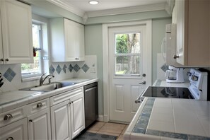 Fridge, microwave, oven, stovetop - Centrally located to shopping & 10 Minutes to the Beach! (Vero Beach)