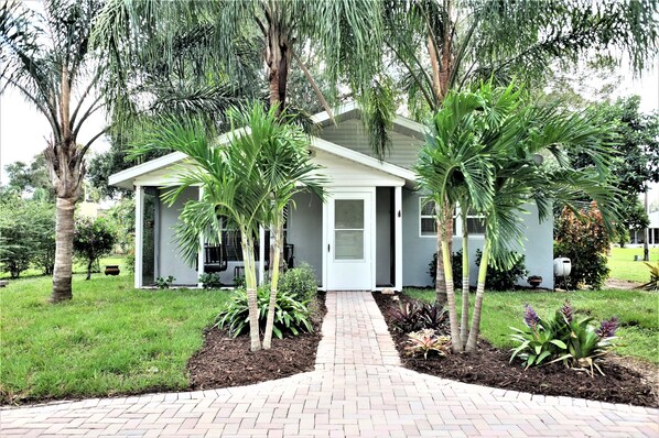 Exterior - Centrally located to shopping & 10 Minutes to the Beach! (Vero Beach)