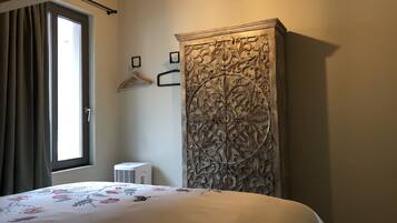 2 slaapkamers, een bureau, reisbedje, wifi