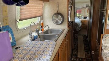 Microondas, horno, parrilla de estufa y utensilios de cocina