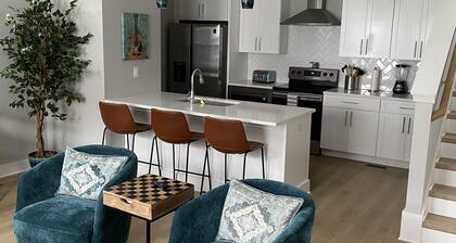 Beautiful Nashville Condo featuring Dolly Parton lounge!