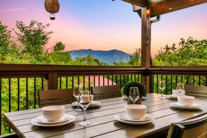 Outdoor dining - Hot Tub/Game Room/Fire Pit/VIEWS/Luxe Modern - Coyote Cabin (Gatlinburg)