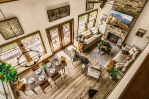 Smart TV, fireplace - Hot Tub/Game Room/Fire Pit/VIEWS/Luxe Modern - Coyote Cabin (Gatlinburg)