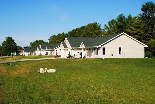 We provide condo units for daily, weekly, or monthly rental plans. 