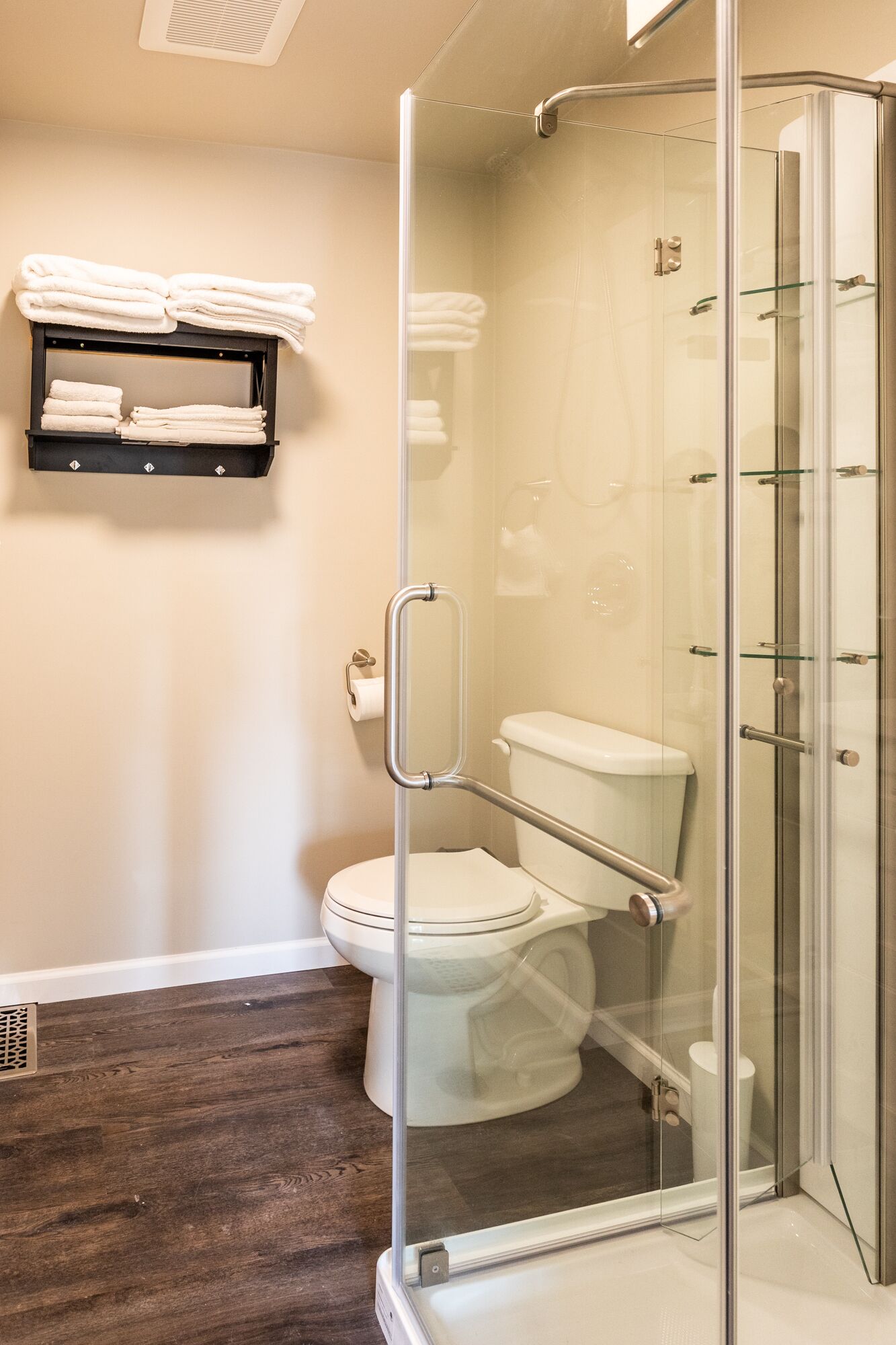 Spacious Home-Like Suite (Upper)