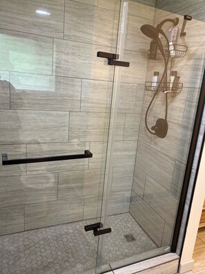 Dusche, Handtücher, Toilettenpapier