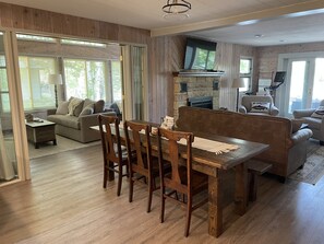 Téléviseur, foyer, lecteur de DVD, sélection de films