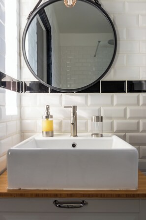 Dusche, Haartrockner, Handtücher, Seife