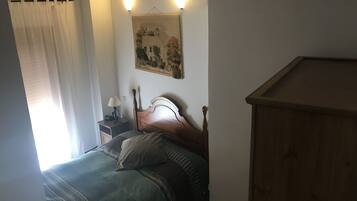 2 habitaciones, tabla de planchar con plancha y cuna de viaje