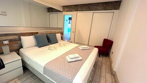 2 dormitorios, caja fuerte, escritorio y tabla de planchar con plancha