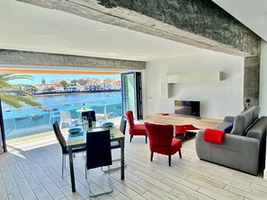 Una Smart TV, libros