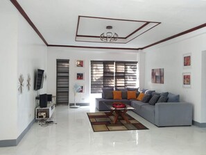 Smart TV - House, Swimming Pool, Sports courts. (Tagaytay)