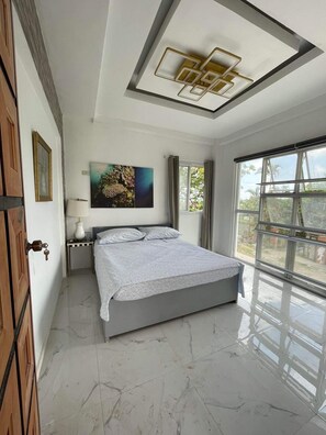 4 makuuhuonetta, työpöytä, silitysrauta/-lauta, Wi-Fi