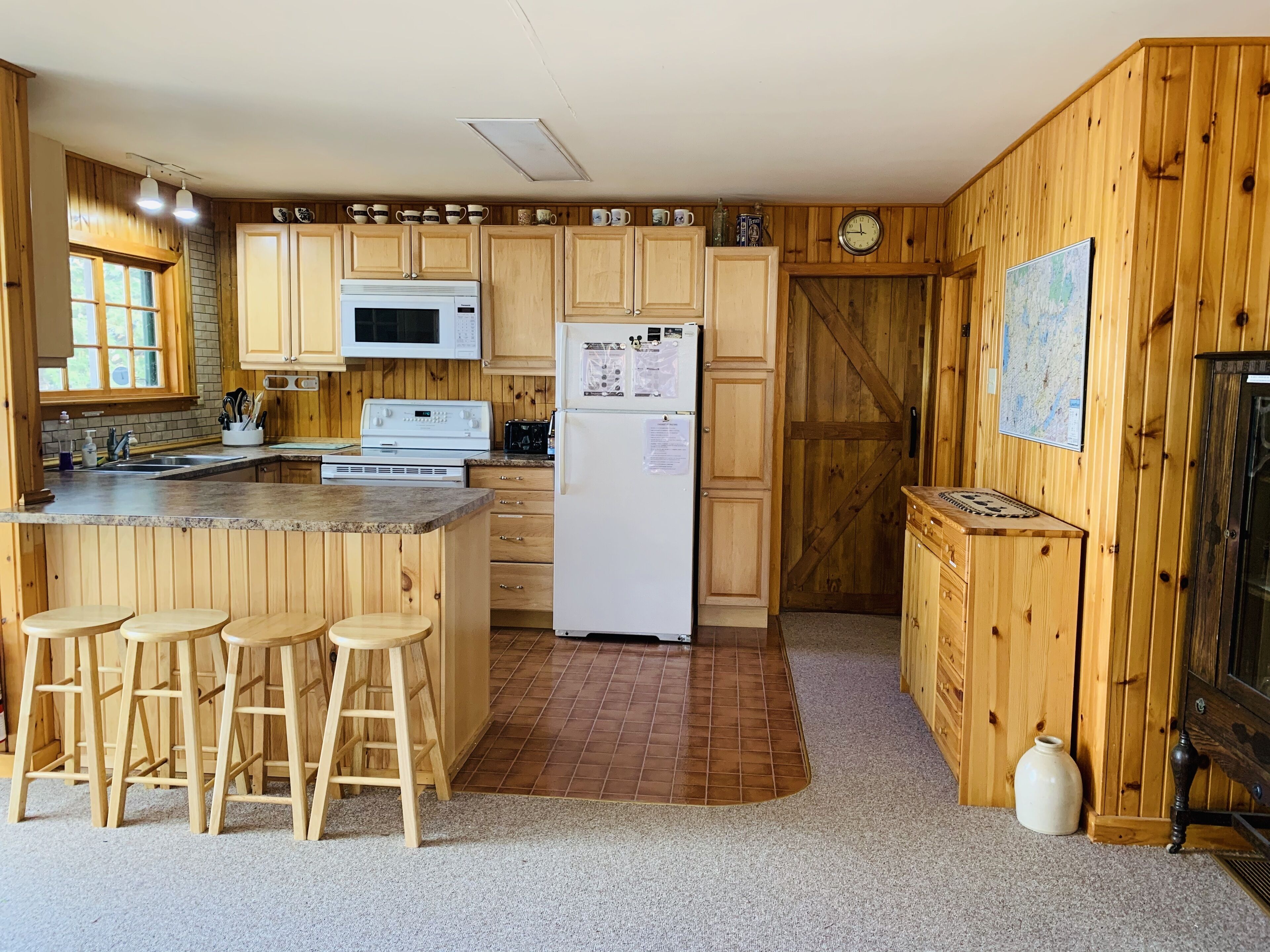 Yellow Cottage Sandy Lake Buckhorn. Beautiful turquoise water, water equipment. 