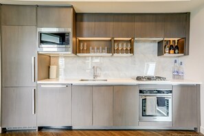 Kjøleskap, mikrobølgeovn, ovn og kokeplater