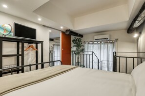 2 chambres, fer et planche à repasser, lit de bébé portatif