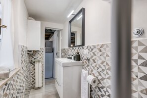 Dusche, Haartrockner, Handtücher, Seife