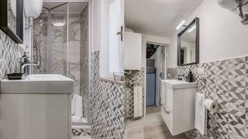 Dusche, Haartrockner, Handtücher, Seife