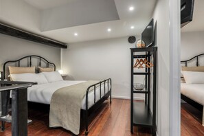 2 habitaciones, tabla de planchar con plancha y cuna de viaje 