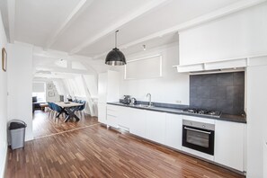 Frigorifero, forno, piano cottura, lavastoviglie