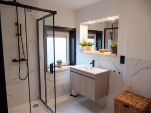 Dusche, Haartrockner, Handtücher