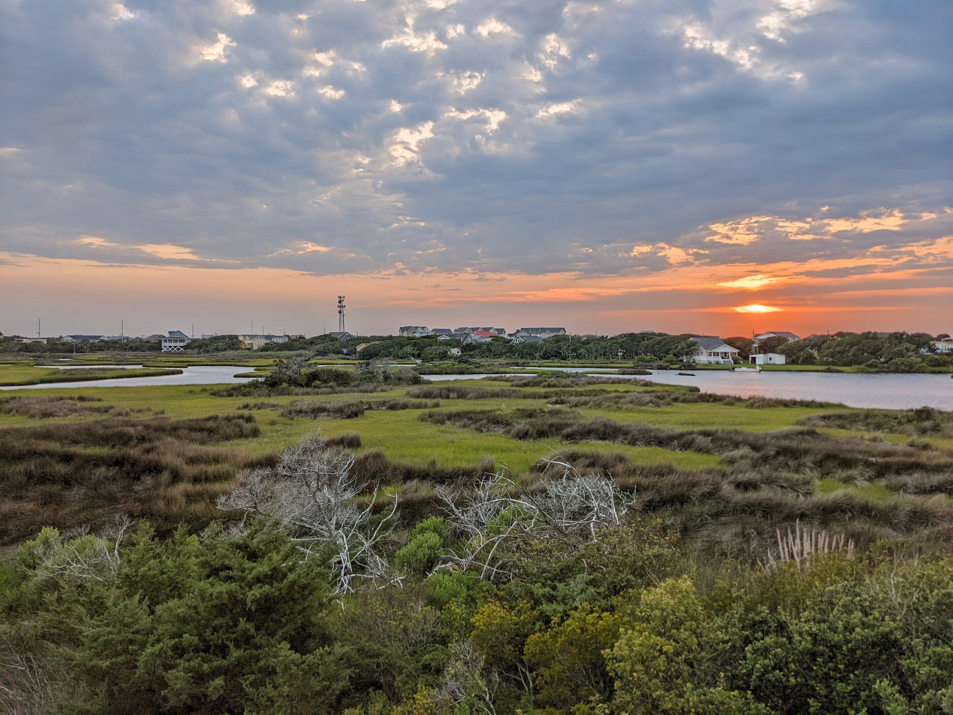 Reelin' Inn - Hatteras; Spectacular Sunsets, Dog friendly, WiFi, and Hot tub!
