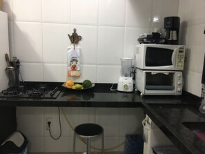 ثلاجة، ميكروويف، فرن، موقد طهي مسطح