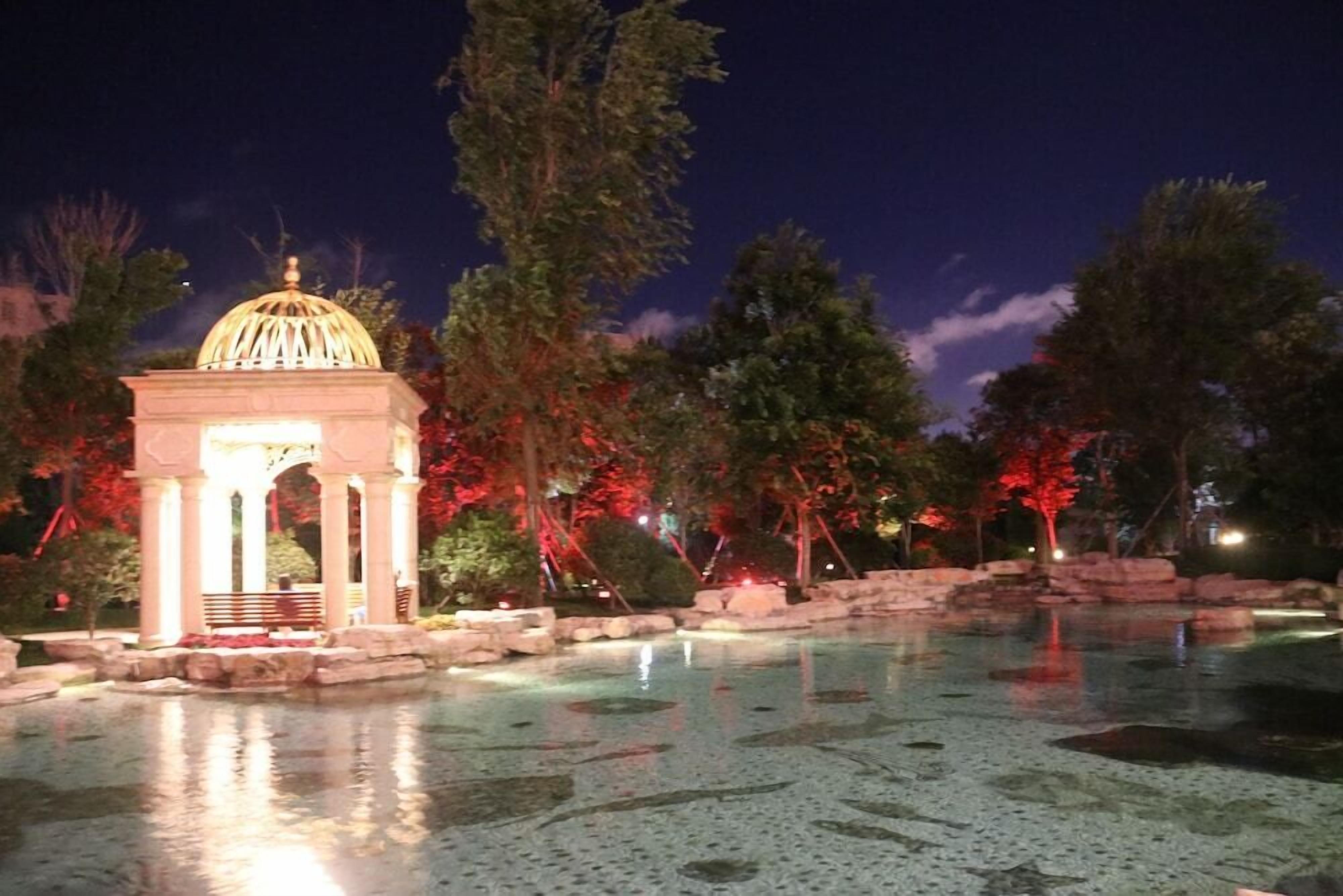 Alberca techada y alberca al aire libre