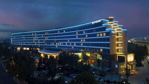 Een meerhoog hotel met een modern ontwerp, met een opvallend “Wyndham” bord op de gevel.