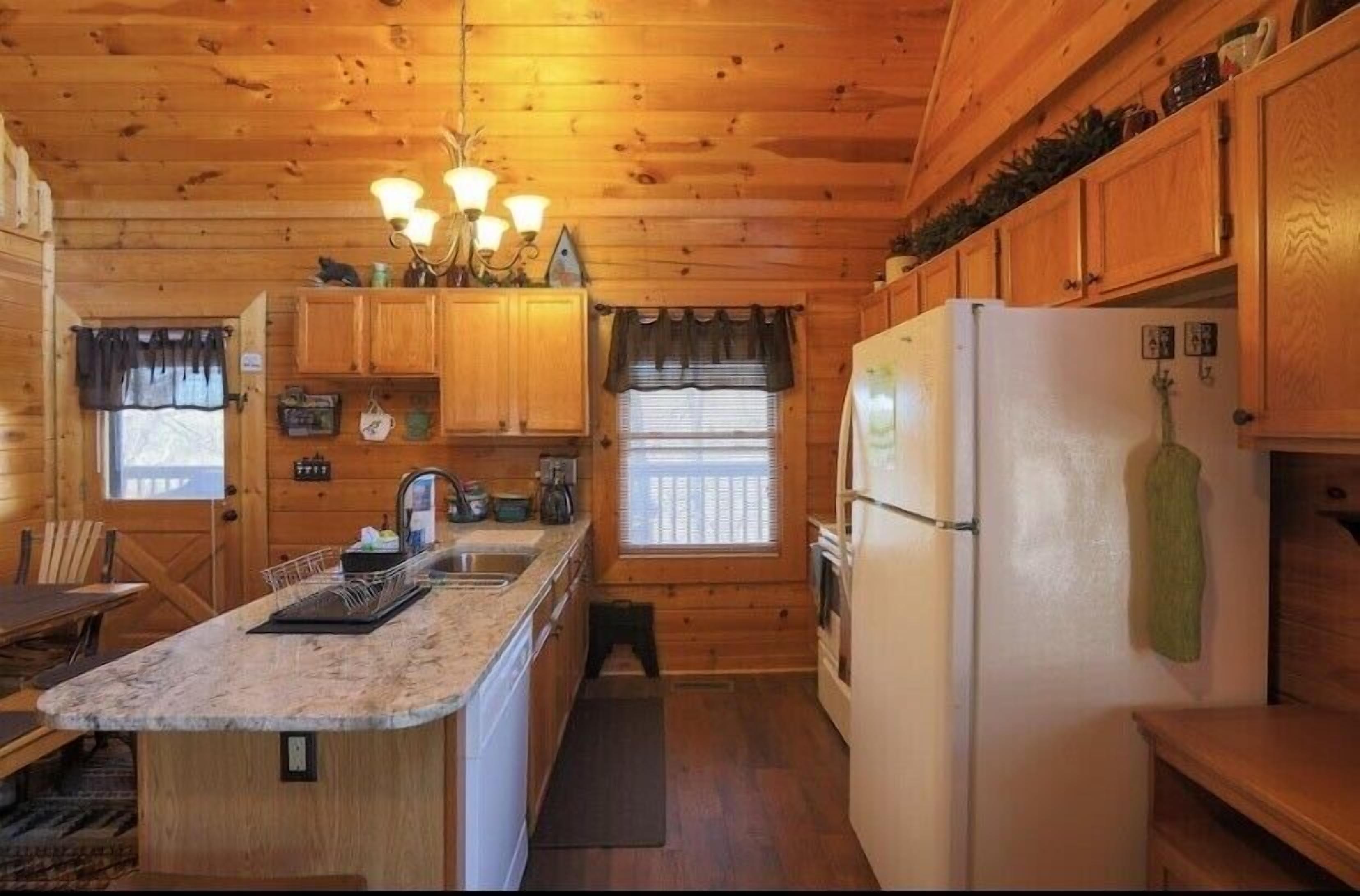 Cabin w/ loft & beautiful updates, indoor fun/hot tub/new grill & communal pool!