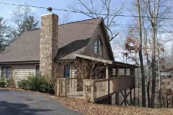 Beautifully kept home! The cabin has everything you expect and more!