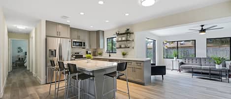 Réfrigérateur, micro-ondes, four, plaque de cuisson