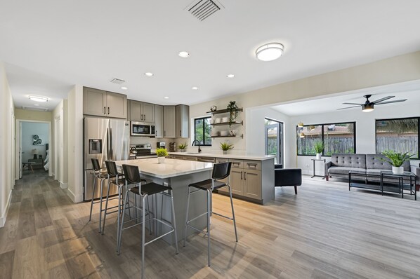 Refrigerador, microondas, horno y parrilla de estufa 