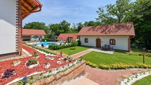 A courtyard with a swimming pool, lounge chairs, and a brick pathway. - Nice home in Rivalno with sauna (Rivalno)