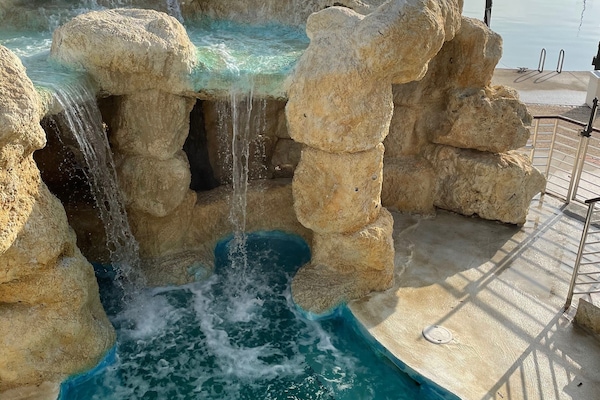 Alberca techada y alberca al aire libre