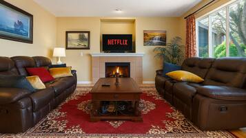 Televisión, chimenea, reproductor de DVD, estéreo