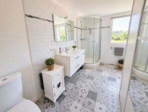 Chuveiro, secador de cabelo, toalhas de banho, sabonete