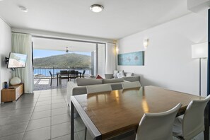 Apartment, 2 Bedrooms | Dining room