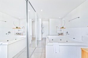 Apartamento, 2 quartos | Banheiro | Banheira e chuveiro separados, banheira de hidromassagem