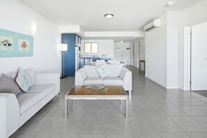 Appartement, 2 slaapkamers | Woonkamer | Een flatscreentelevisie