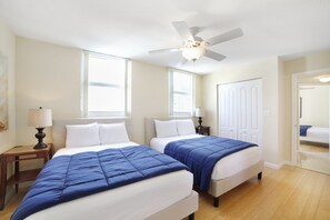 3 dormitoris, planxa i posts de planxar i un bressol de viatge 