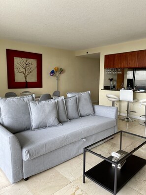 Televisor intel·ligent i llibres 