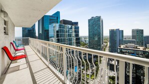 A balcony with a city view overlooking high-rise buildings. - Miami Downtown City view 3BR Air Hockey &Ping Pong (MIAMI)