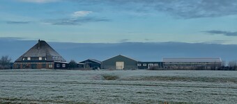 Spacious vacation home in farmhouse, only 2 km from beach in nature reserve.