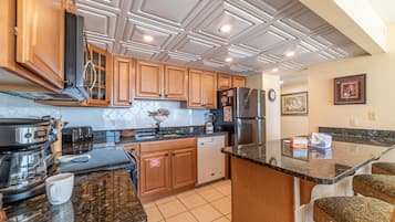 Een koelkast, een microgolfoven, een oven, een kookplaat