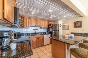 Een koelkast, een microgolfoven, een oven, een kookplaat